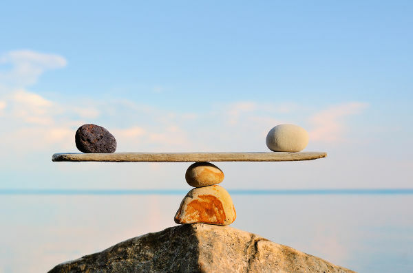 Kamienie w figurze równoważą się, ponieważ są w równowadze statycznej.