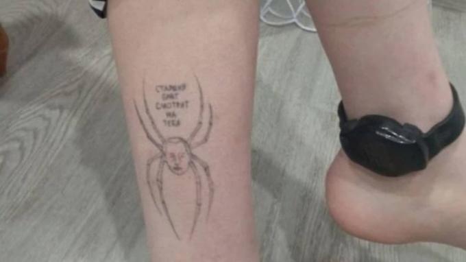 Tatuaje hace que estudiante universitario sea considerado terrorista por los rusos