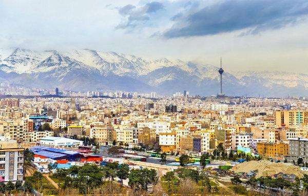 多くの国旗が掲げられるイランの首都テヘランの風景。