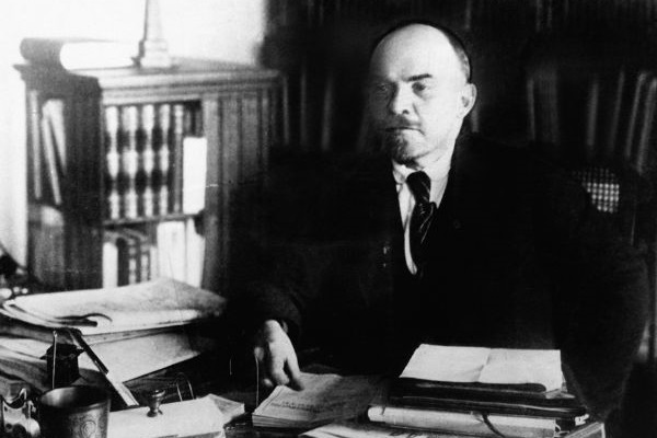 La putere, Lenin a căutat să centralizeze puterea și să-și tacă adversarii.