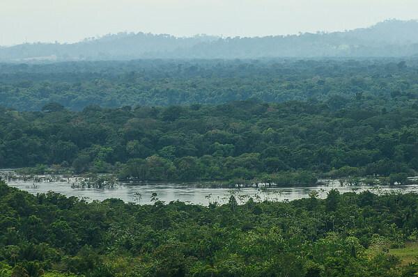 Ausschnitt aus dem Fluss Xingu, einem der Hauptflüsse Brasiliens.