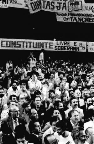 Demonstratie waarin wordt opgeroepen tot directe verkiezing voor de president van de republiek in de plenaire vergadering van de Kamer van Afgevaardigden (1984). [1]