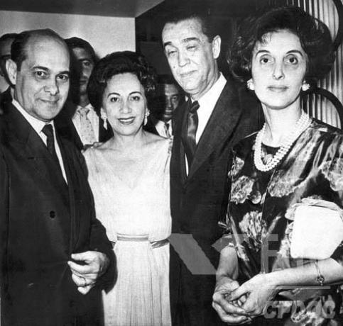 Tancredo Neves a été l'un des grands articulateurs de la campagne qui a élu Juscelino Kubitschek président du Brésil en 1955. [1]