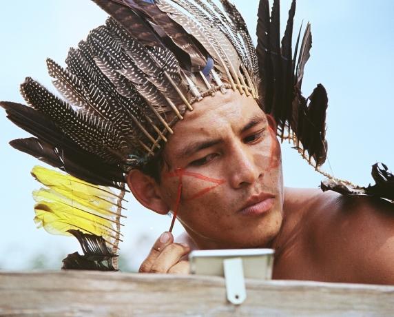 Brazil őslakos művészet: kerámia, festészet, maszkok, kosár- és tollművészet