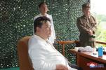 Kim Jong-un est photographié à l'aide d'un téléphone portable pliable; regarder