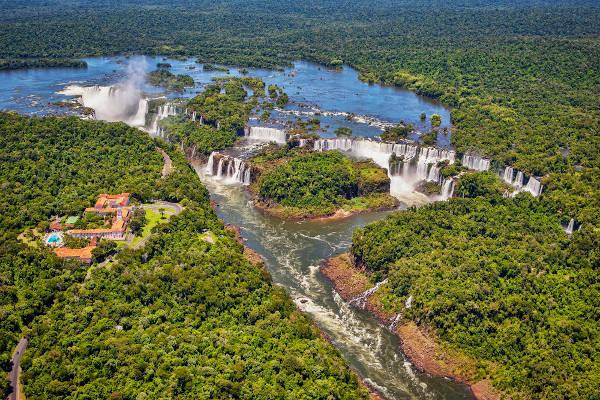 Pogled od zgoraj na slapove Iguazu.