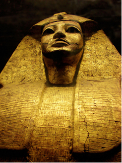Ar zeltu pārklāti sarkofāgi līdz šai dienai saglabājas lieliskā stāvoklī šī metāla zemās reaktivitātes dēļ