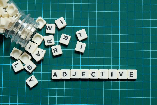 Adjektiv kvalificerer de ledsagende substantiver.