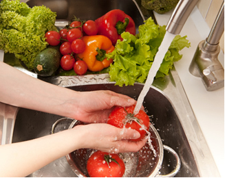 Lavez soigneusement les aliments avant de les préparer.