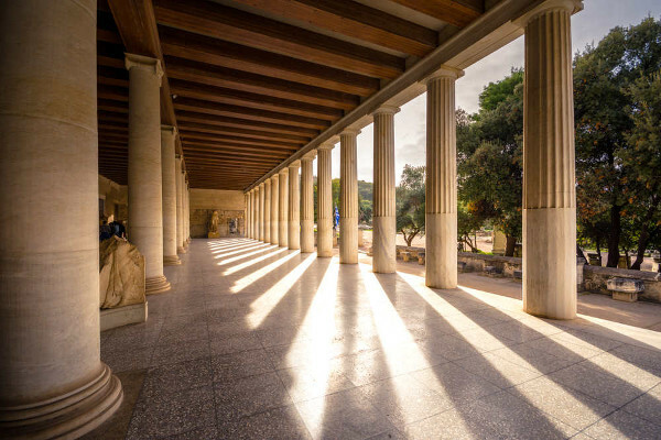 Navnet stoicisme kommer fra det græske ord stoa, hvilket betyder portico, en overdækket korridor omgivet af pilastre.