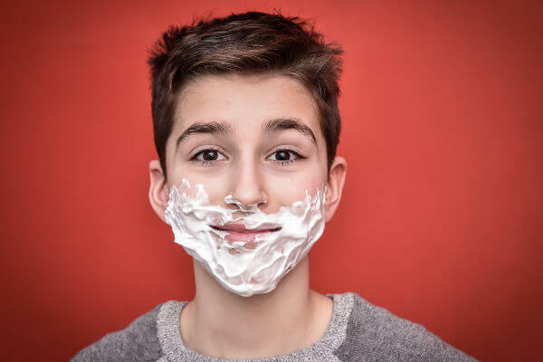 Under manlig pubertet observeras ansiktshårets utseende.