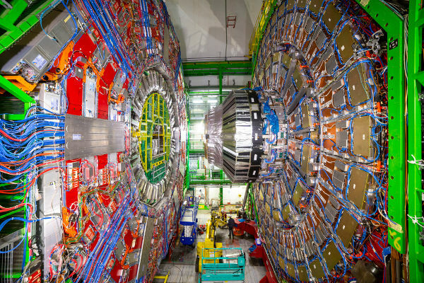 Dalelių greitintuvuose protonai pasiekia daugiau nei 99% šviesos greičio.
