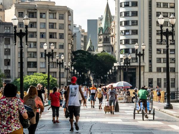 São Paulo är den mest folkrika staden i Brasilien. Landet är det sjätte i befolkningen i världen. [2]