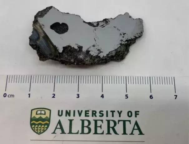 Two minerals never seen on Earth found in a 15-tonne meteorite