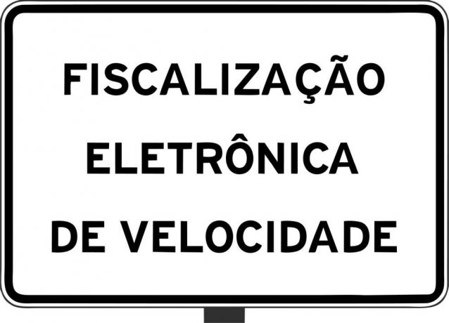Białe edukacyjne znaki drogowe nad fotoradarami na drodze.