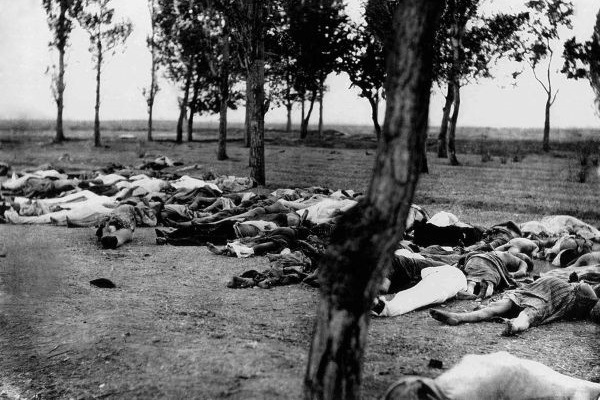 STERK BEELD De Armeense genocide werd uitgevoerd door de Ottomanen in de jaren 1910 en 1920, waarbij 1,5 miljoen mensen omkwamen. [1]