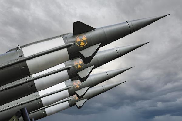 Missiles nucléaires pointés vers le ciel.