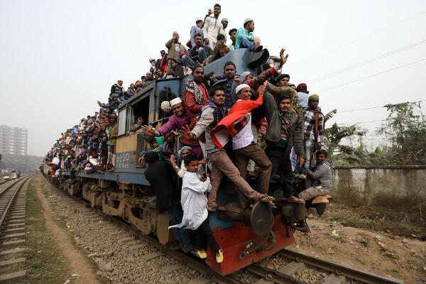 Влак в Дака, столица на Бангладеш. [1]