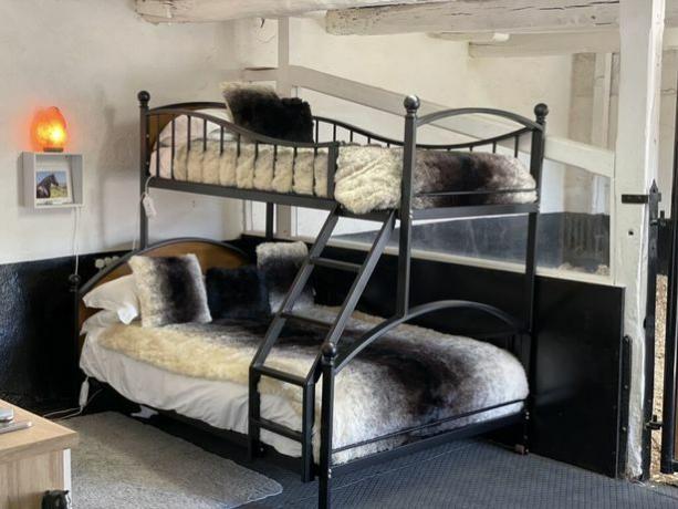 For R$2,240, sleep in stables with horses in England