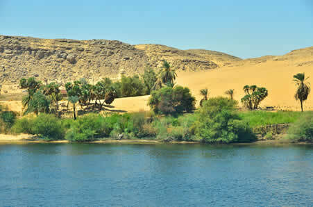 De rivier de Nijl, met zo'n 6.700 km, is de enige die in periodes van droogte zijn stroom niet verliest op de weg van de woestijn naar de zee.