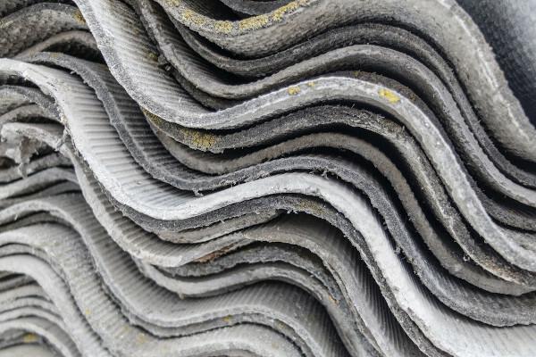 Het grootste deel van het gewonnen asbest wordt gebruikt in materialen met toepassingen in de civiele bouw.