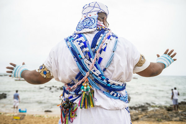 Chef religieux candomblé portant les vêtements communs de sa religion.