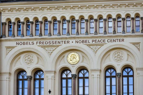 Нобелова награда створена је у вези с тестаментом Алфреда Нобела и служи за почаст људима великим доприносом човечанству. [2]