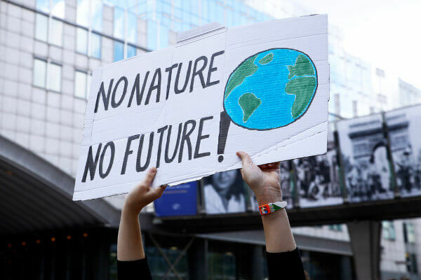 Plagát vyššie apeluje na ochranu životného prostredia slovami „žiadna príroda, žiadna budúcnosť“.