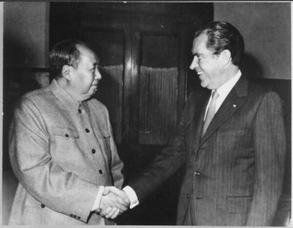 V sedmdesátých letech Nixon posílil vazby mezi USA a Čínou. Navštívil asijskou zemi a setkal se s vůdcem Mao Ce-Tungem. 