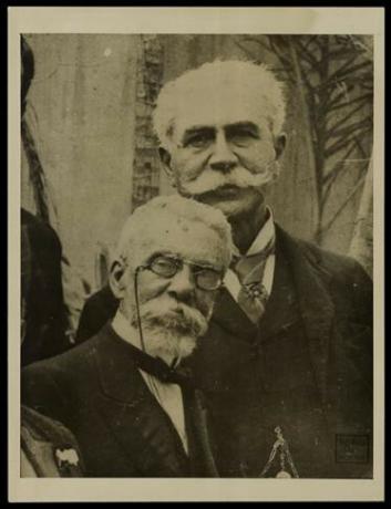 Machado de Assis와 Joaquim Nabuco가 브라질 문학 아카데미를 설립했습니다 (사진 제공: Augusto Malta / 국립 도서관)