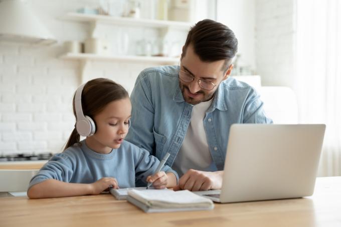 Изкуствен интелект: открийте 7 ресурса, които родителите могат да използват в ежедневието си