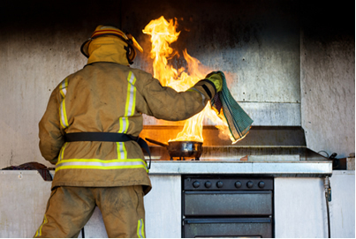 Extinguishing oil fire correctly, with a damp cloth