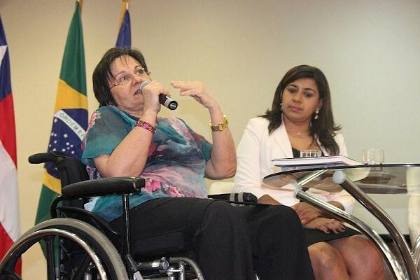 Maria da Penha overleefde twee femicidepogingen, raakte verlamd en vocht 19 jaar voor gerechtigheid zonder dat haar agressor werd gestraft. [1]