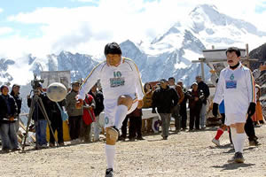 Compétition de football dans une région de haute altitude