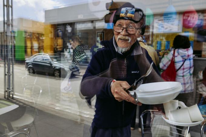 75 år gammel japansk mann åpner gratis kafé i Kharkiv, Ukraina