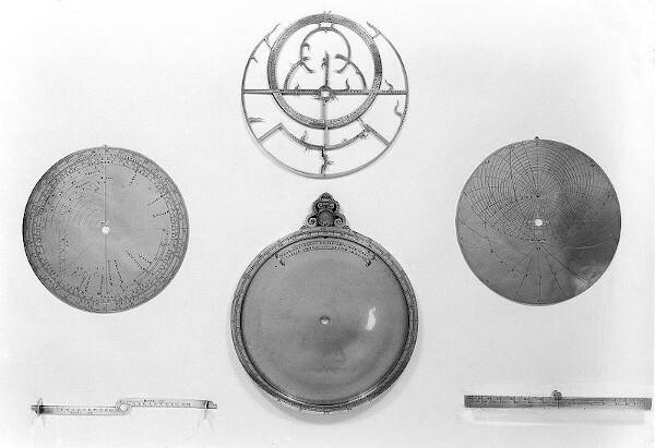 Sestavni deli srednjeveškega astrolaba planisfere. [2]