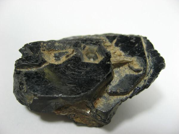 Échantillon de tantalite, le principal minerai de tantale.