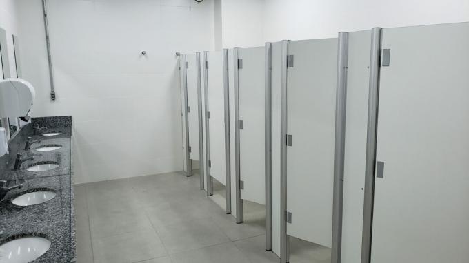 सामूहिक बाथरूम के दरवाजों की ऊंचाई का रहस्य खुल गया है