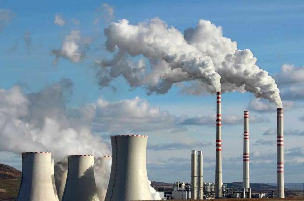 Bruk av fossilt brensel er forbundet med miljøproblemer, for eksempel utslipp av forurensende gasser til atmosfæren.