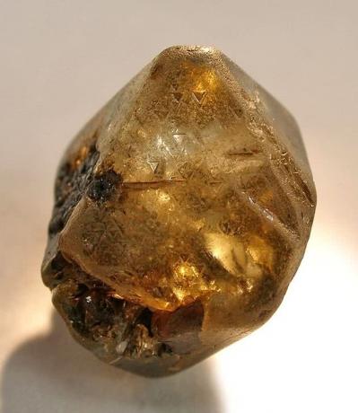 イエローダイヤモンドの原石