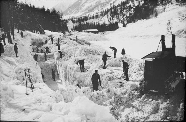 Arbeiders maken een weg vrij in Zwitserland na een reeks lawines die bekend staat als de Winter of Terror, 1951. [2]