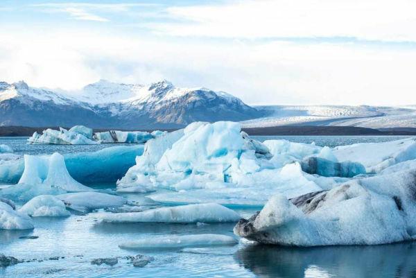 Glaciärer och fenomen relaterade till vatten i fast tillstånd studeras av glaciologi.