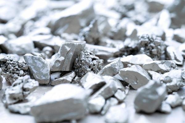 Metalen zoals zilver, weergegeven in de afbeelding, hebben een hoge elektrische geleidbaarheid, dus worden ze geleiders genoemd.
