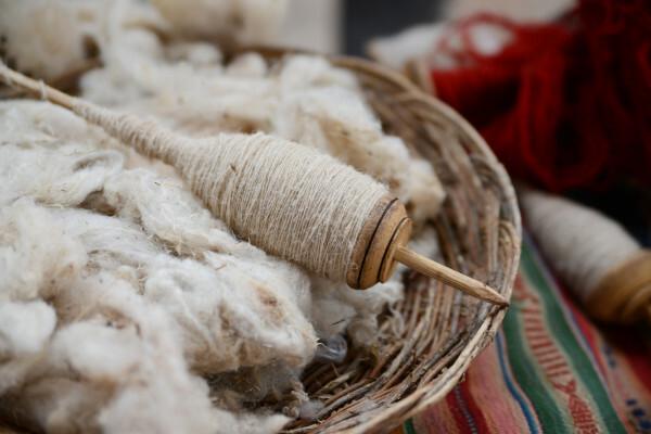 Rollos de lana, materia prima para la producción de tejidos.