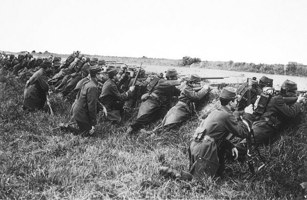Tentara Prancis menjelang Pertempuran Marne Pertama, salah satu pertempuran utama Perang Dunia Pertama.