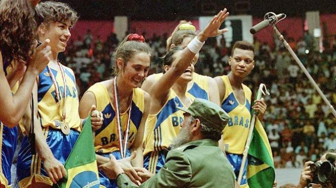 1991年パンアメリカン競技大会のフィデル・カストロからメダルを受け取ったホルテンシア