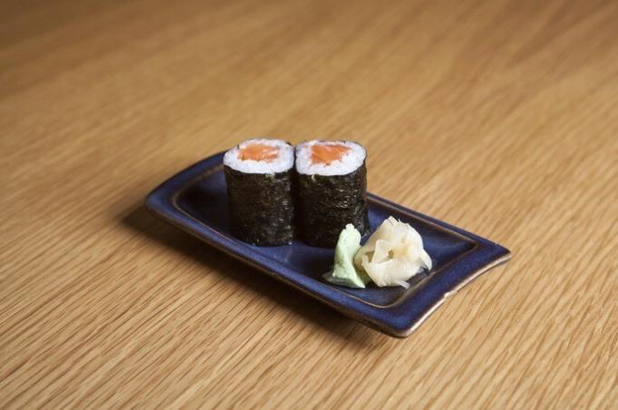 salmon maki (salmon wrapped sushi)