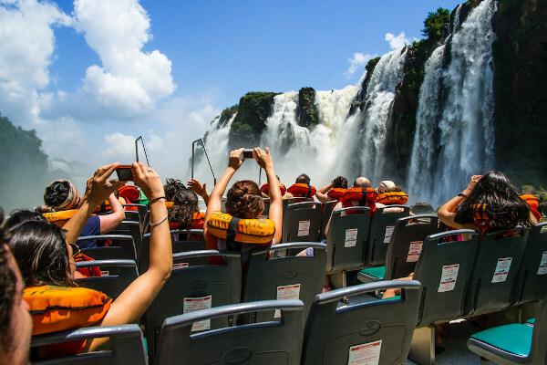 Toeristen bij Iguazu Falls.