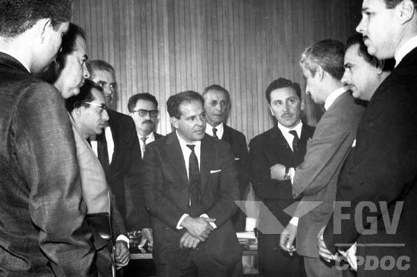 Жоао Гулар під час зустрічі з членами своєї партії, Бразильської лейбористської партії. [1]