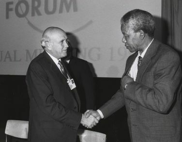 Nelson Mandela und Frederik Klerk beim Weltwirtschaftsforum 1992¹